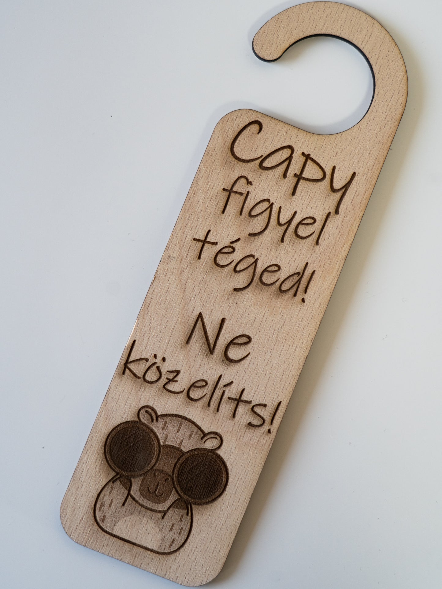 Capybara ajtókilincs tábla