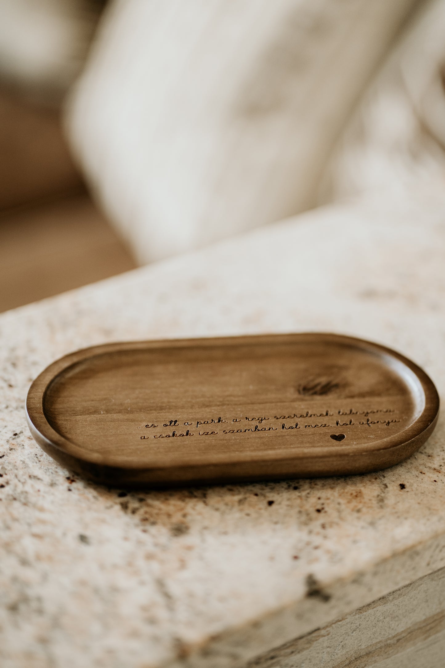 Radnóti verses fa tál - Hol méz, hol áfonya