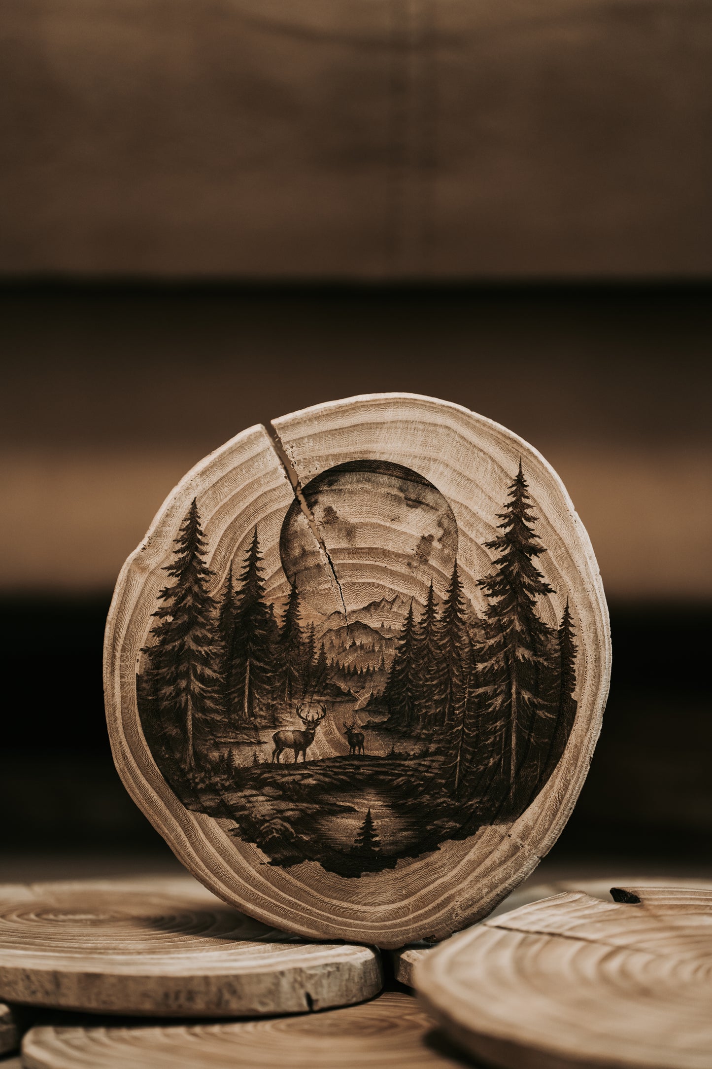 Gravírozott fa korong erdei táj és szarvas mintával