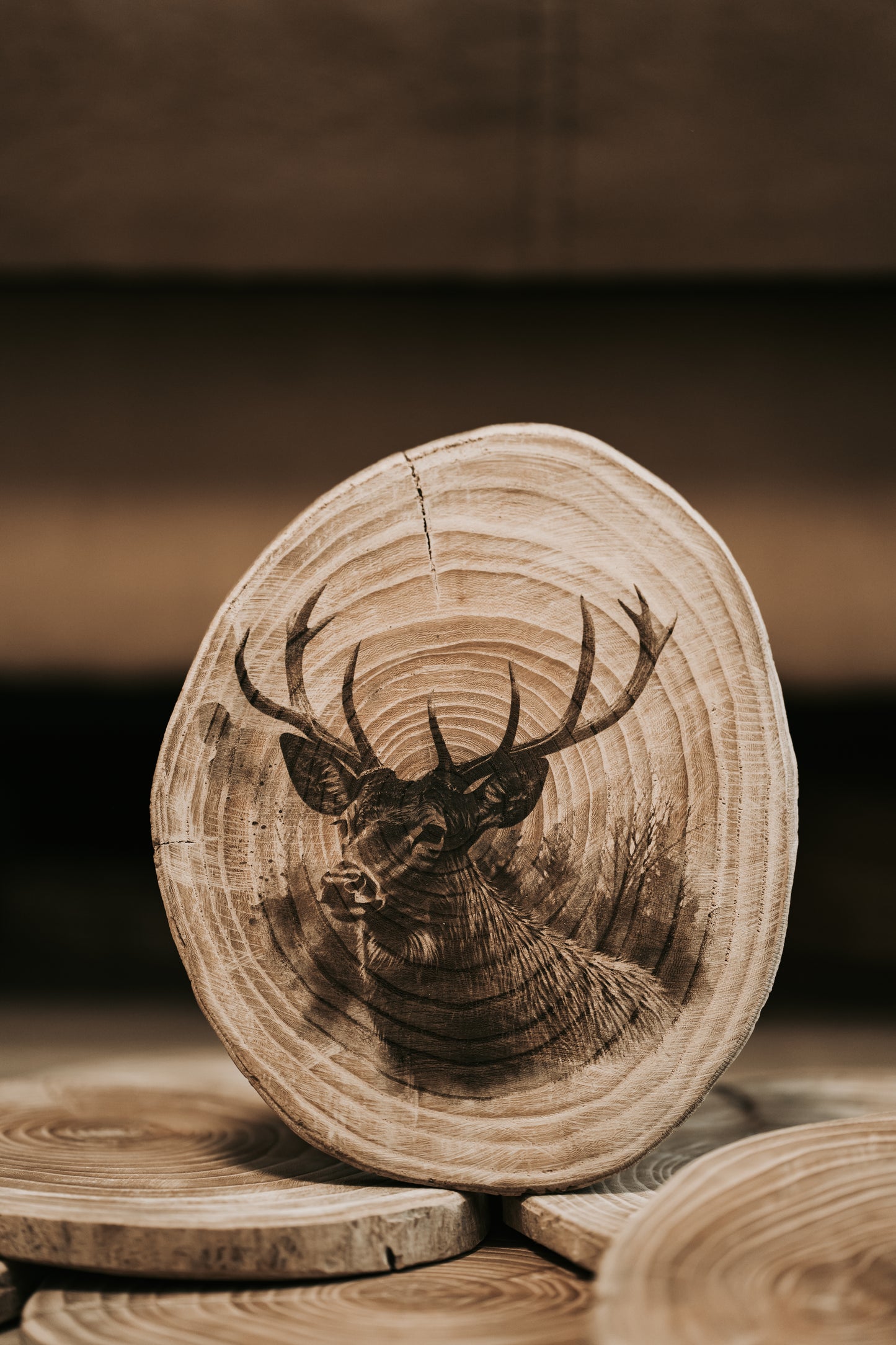 Gravírozott fa korong, szarvas mintával
