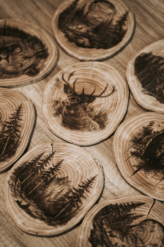 Gravírozott fa korong erdei táj és szarvas mintával