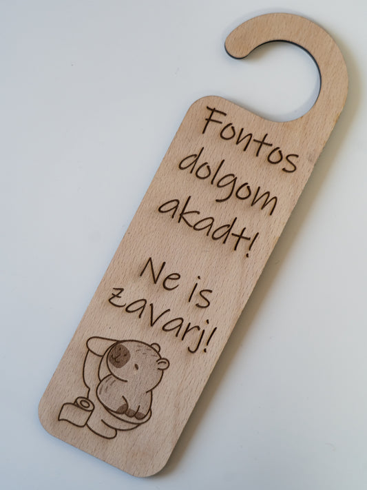 Capybara ajtókilincs tábla