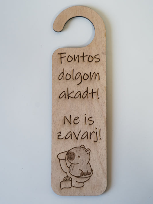 Capybara ajtókilincs tábla