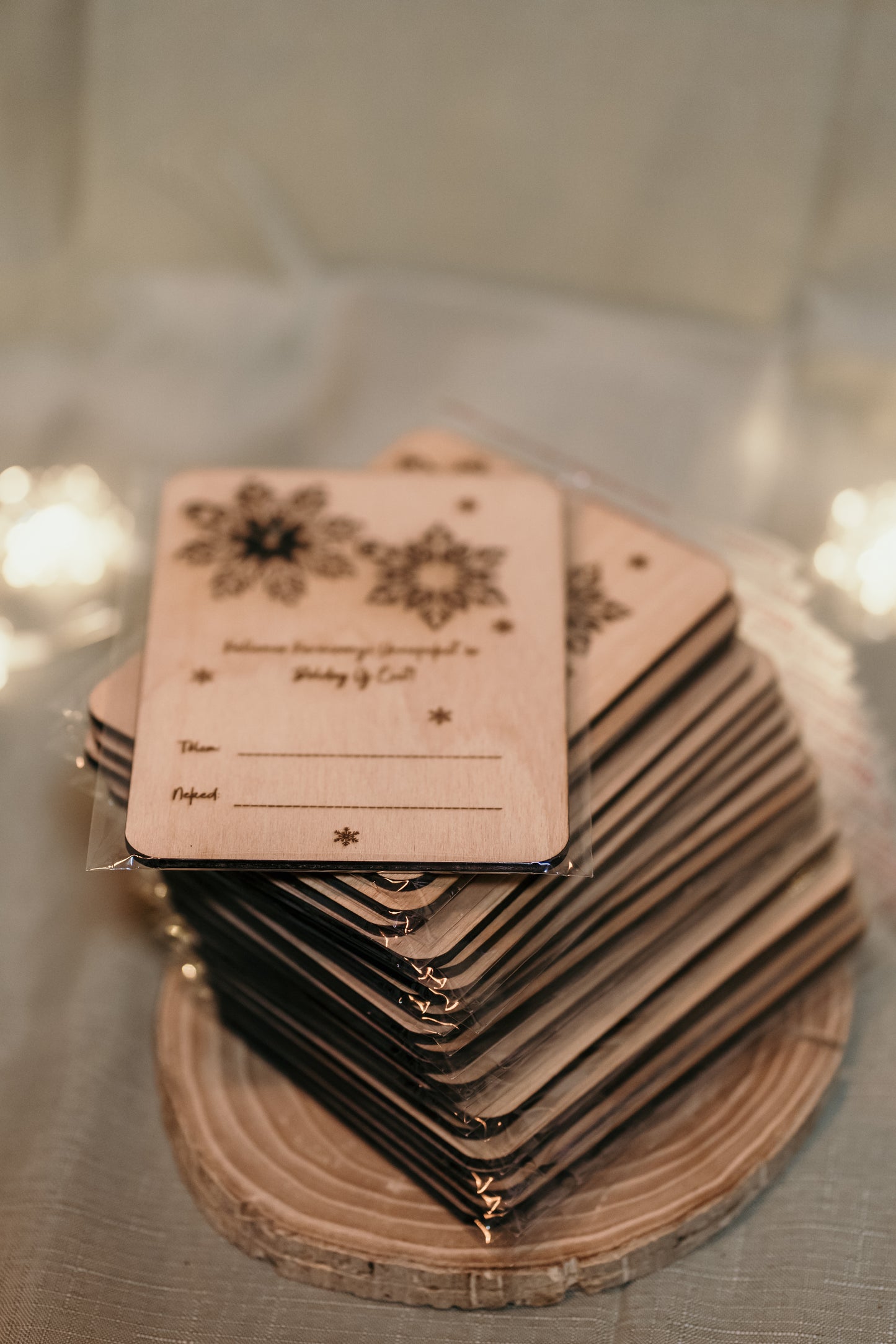 Névre szóló karácsonyi üdvözlőlap, kiszedhető karácsonyfadíszekkel