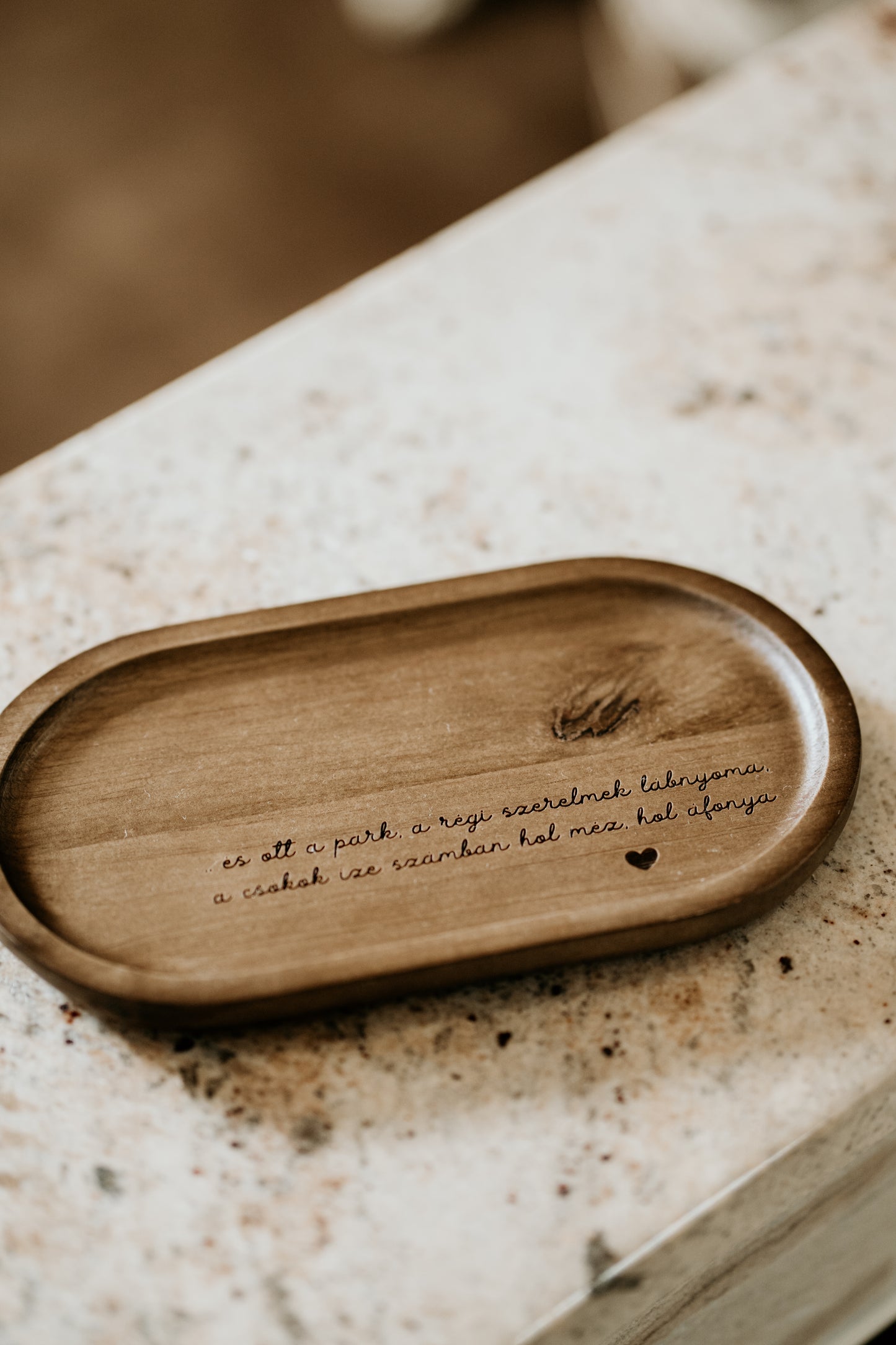 Radnóti verses fa tál - Hol méz, hol áfonya