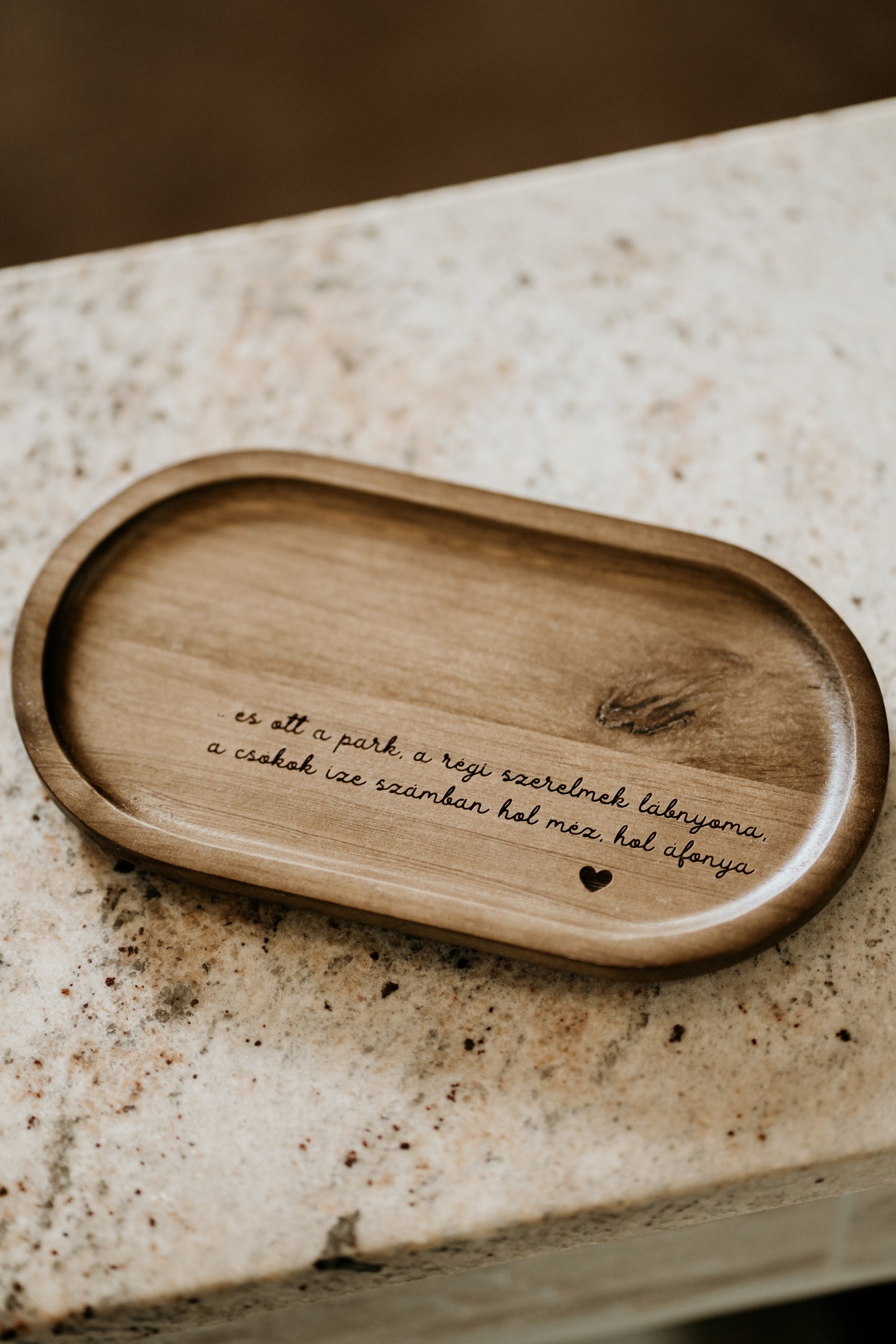 Radnóti verses fa tál - Hol méz, hol áfonya