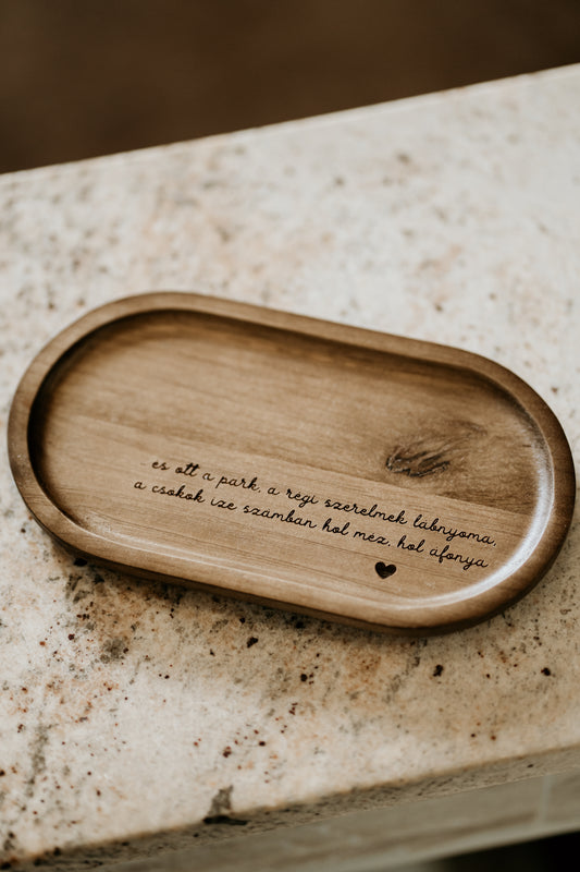 Radnóti verses fa tál - Hol méz, hol áfonya