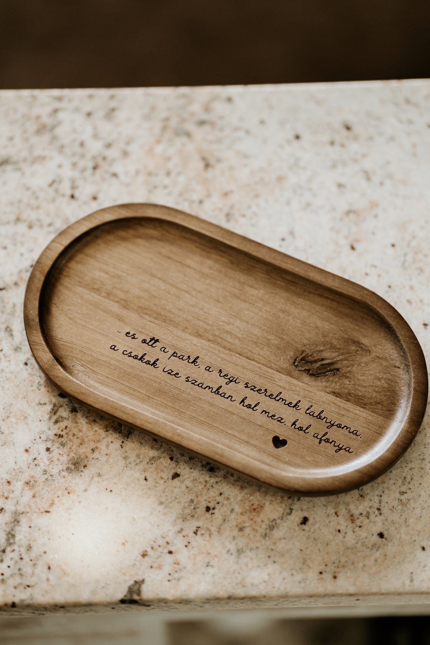 Radnóti verses fa tál - Hol méz, hol áfonya